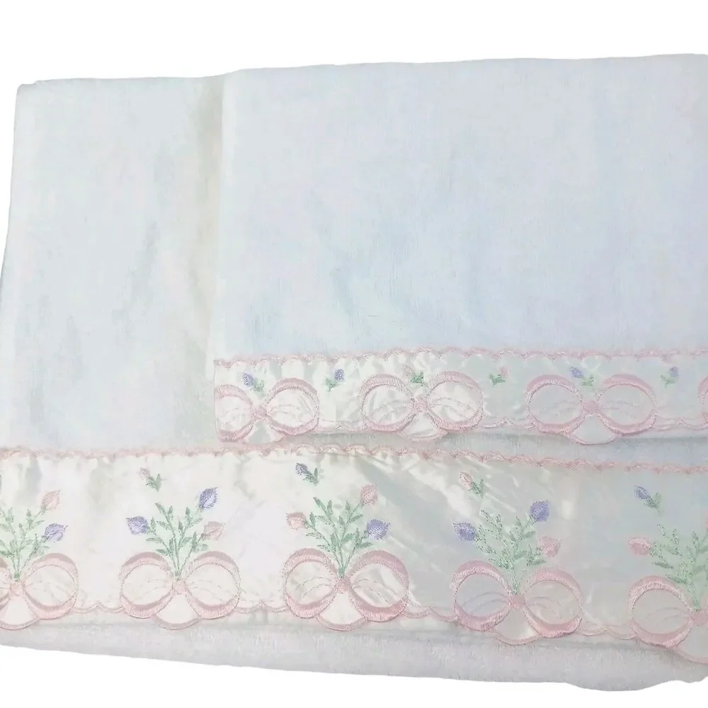 Vintage Avanti Look Towel Set White floral bow Satin Ribbon Scalloped Trim 1978